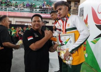 Pj. Bupati Langkat Serahkan Medali Kepada Juara Cabor Sambo PON XXI Aceh-Sumut 2024  Prestasi Gemilang Atlet Nasional