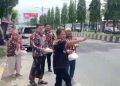 Pengadilen Sembiring Pimpin Jumat Barokah & Bagikan 200 Bendera Merah Putih