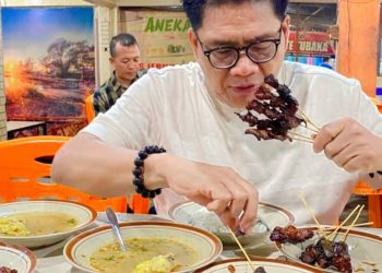 Menjelang Rakernas SPS di Banda Aceh, CEO Sumut24 Nikmati Sate Matang Geurugok, Kuliner Legendaris Pemersatu Perjalanan