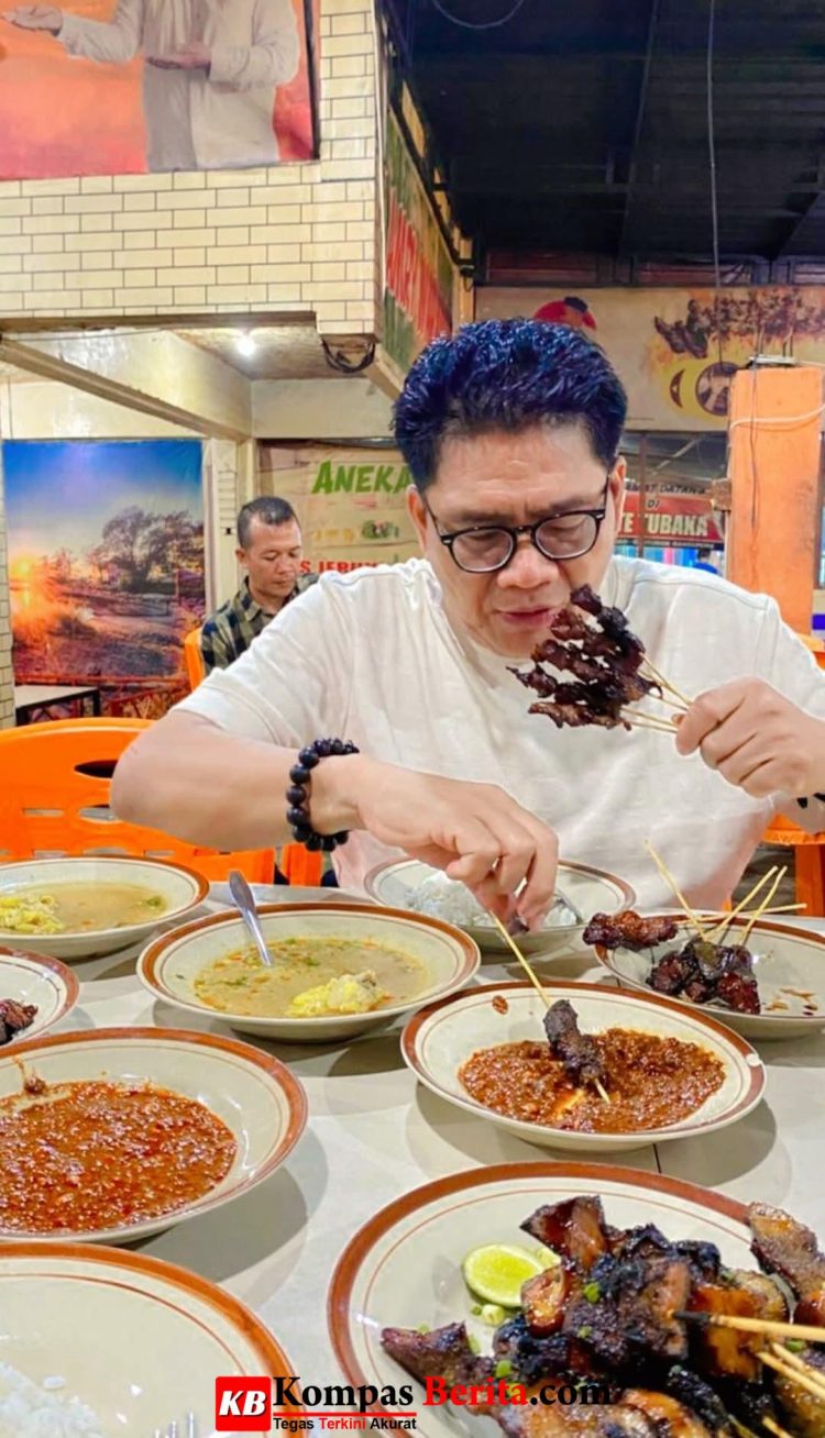 Menjelang Rakernas SPS di Banda Aceh, CEO Sumut24 Nikmati Sate Matang Geurugok, Kuliner Legendaris Pemersatu Perjalanan