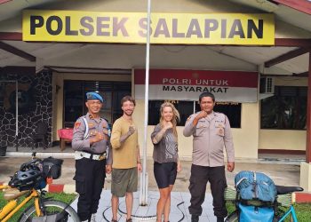 Dua Turis Asal Jerman Bermalam di Polsek Salapian dalam Perjalanan Menuju Bukit Lawang