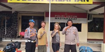 Dua Turis Asal Jerman Bermalam di Polsek Salapian dalam Perjalanan Menuju Bukit Lawang
