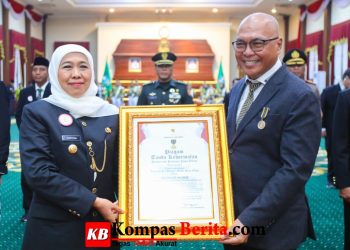 Ketua Umum PWI Pusat Akhmad Munir Terima Lencana Kehormatan “Jer Basuki Mawa Beya” dari Gubernur Jawa Timur