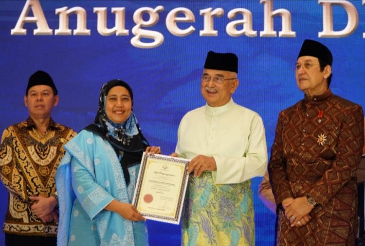 Istri Bupati Langkat Terima Anugerah Tun Fatimah pada Konvensyen Dunia Melayu Dunia Islam