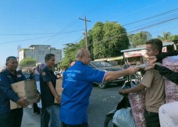 Jelang Berbuka, Ketua FPAN Yahdi Khoir Bersama PUAN dan BM Bagi Takjil Gratis untuk Masyarakat Batubara